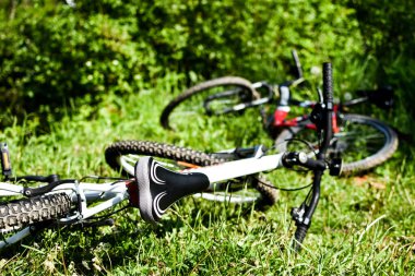 Çimlerin üzerinde bisikletler, bisiklet molaları
