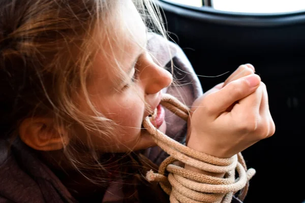 Cordes sur les mains de la petite fille victime. Violence contre les enfants. Enlèvement — Photo