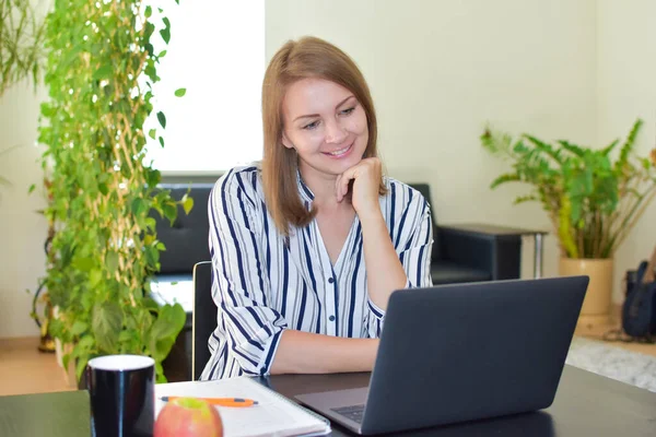 Mulher sorrindo para webcam no computador, comunicação on-line positiva — Fotografia de Stock