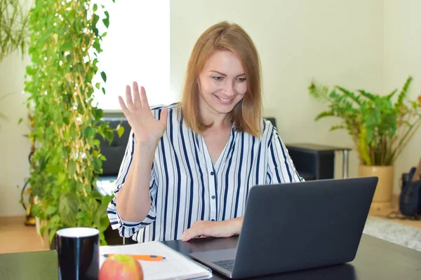 Mulher falando em uma conexão web on-line na internet em um laptop em casa — Fotografia de Stock