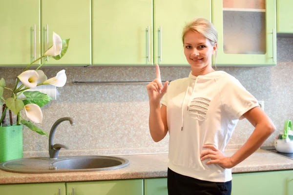 Женщина показывает большие пальцы на кухне дома. жест внимания — стоковое фото