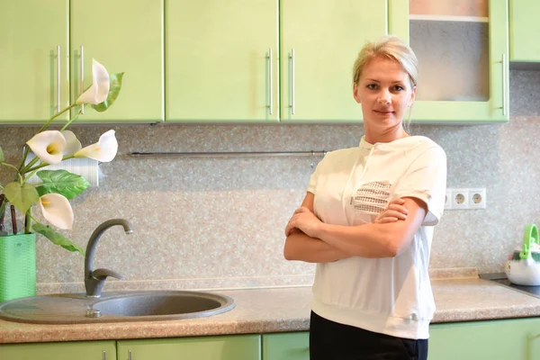 厨房保险，商业漂亮的女保险代理 — 图库照片