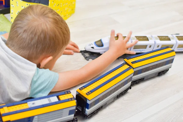 Spielzeug für Jungen. Kind mit Zug auf dem Boden — Stockfoto