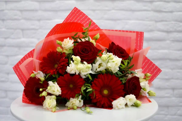 Beautiful bouquet of fresh flowers on the table in the store — Stock Photo, Image