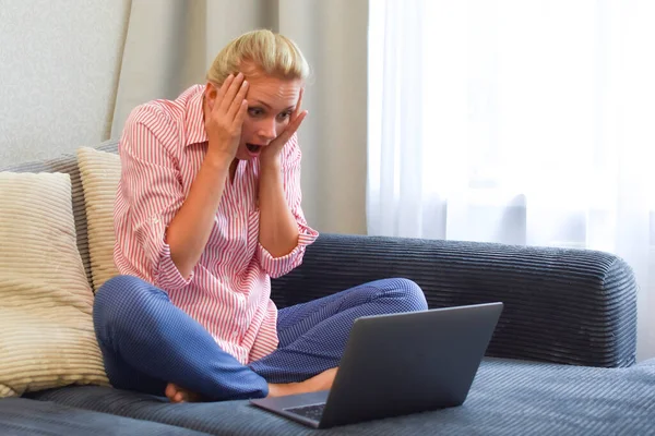 Kanepede bilgisayarı olan sürpriz bir kadın. Şok haberleri