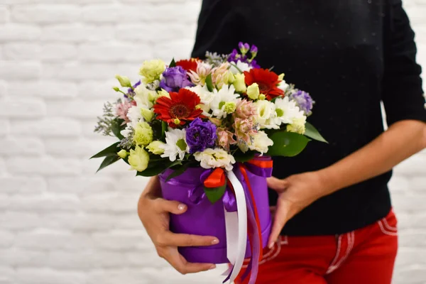 Жінка з квітковою коробкою. красива композиція з квітами 8 березня — стокове фото