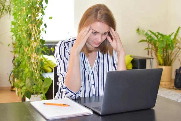 La mujer está pensando en trabajar con el ordenador portátil en la mesa. problemas en el trabajo —  Fotos de Stock