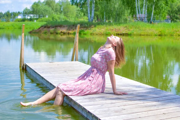 Bela mulher de vestido no lago no verão sonhando, férias relaxadas — Fotografia de Stock