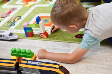 Küçük çocuk evde oyuncaklarla oynuyor. ebeveynlik