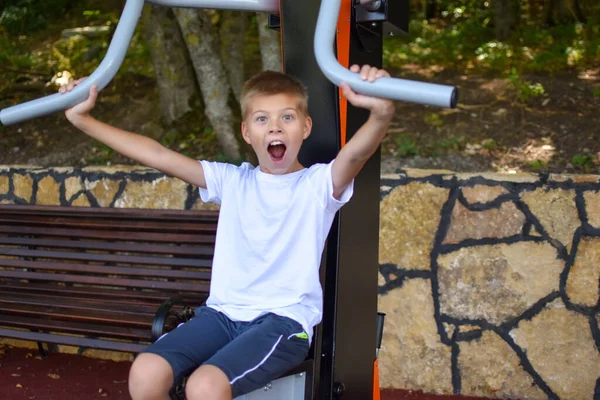 Sokak simülatöründeki çocuk açık hava parkında. Sportif gençlik hayatı.