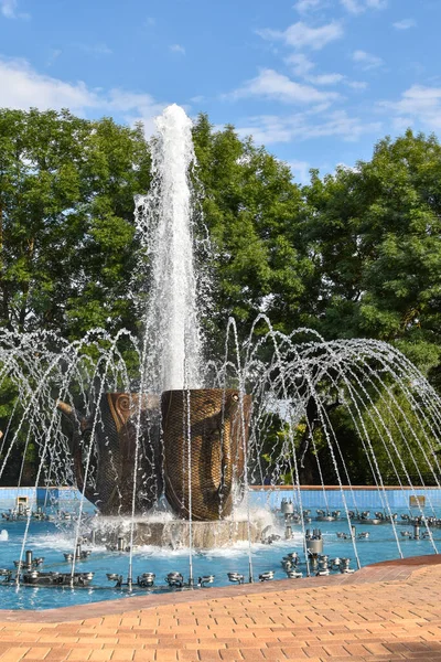 Şehir parkında güzel bir çeşme.