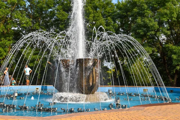 Hermosa fuente en el parque de la ciudad. — Foto de Stock