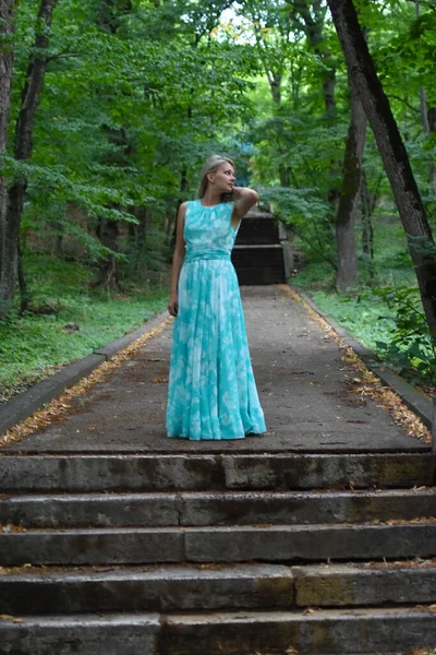 Karanlık, gizemli, perili bir ormanda bir kadın. Orman Perisi