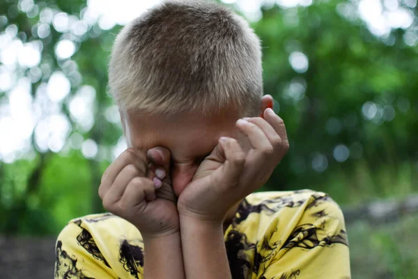 Chłopak płacze na dworze. Nastolatek płacze. Silne oburzenie dziecka. — Zdjęcie stockowe