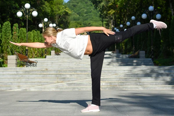 Здоровый образ жизни. девушка делает yoga asana — стоковое фото