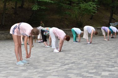 Parkta yoga yapan bir grup insan..