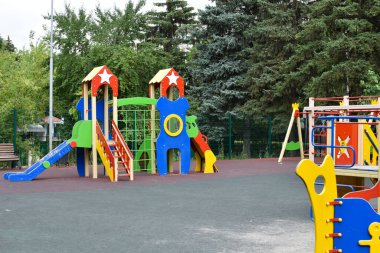 Çocuk parkında. Eğlenceli çocuk oyunları için olanaklar.