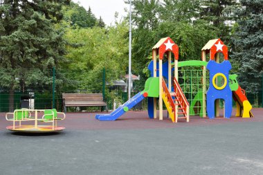 Çocuk parkında. Eğlenceli çocuk oyunları için olanaklar.