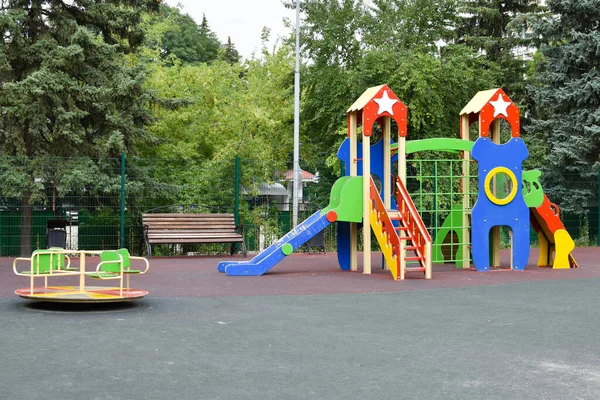 Parco giochi all'aperto per bambini. Strutture per divertenti giochi per bambini. — Foto Stock