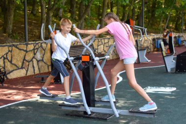 Barışçıl bir şekilde. Takım çalışması. Erkek ve kız birlikte oynuyorlar..