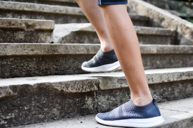 Başarının zirvesi için çabala. Amaçlı bir genç..