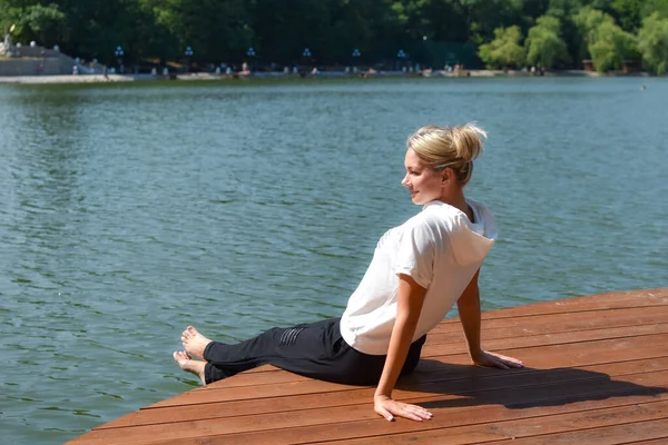 Joven mujer se sienta relajado en la naturaleza. recreación al aire libre. Meditación en la naturaleza. — Foto de Stock