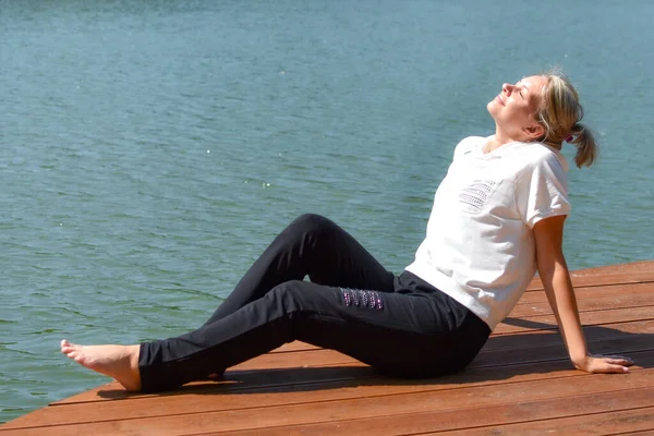 Joven mujer se sienta relajado en la naturaleza. recreación al aire libre. Meditación en la naturaleza. — Foto de Stock