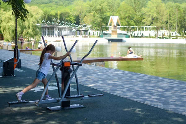 Niños adolescentes en el patio de recreo deportivo. Niños activos en simulador de deportes. —  Fotos de Stock