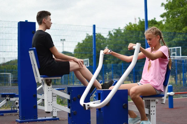 子供の10代のスポーツの遊び場。スポーツシミュレータ上のアクティブな子供たち. — ストック写真