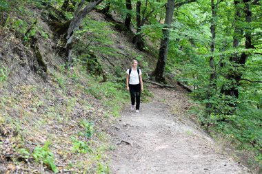 Yürüyüşler ve rahatlama için resim gibi bir doğa. Kadın turist yalnız seyahat eder..