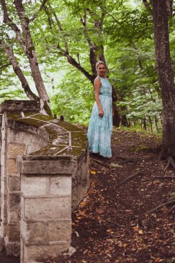 Yürüyüşler ve rahatlama için resim gibi bir doğa. Kadın turist yalnız seyahat eder..