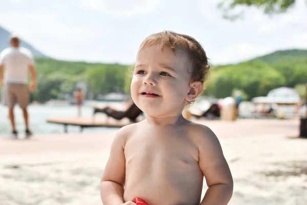 En liten bebis på stranden, 1 år gammal. Vit flicka på stranden — Stockfoto