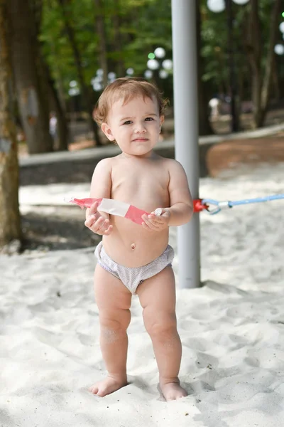 Bayi kecil berusia 1 tahun di atas pasir di pantai. Gadis kulit putih di pantai. — Stok Foto