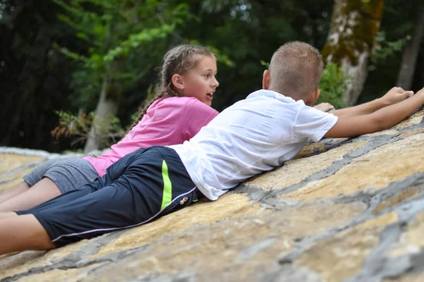 Twee kinderen, meisje en jongen die samen plezier hebben in de natuur. Broer en zus gelukkig vriendelijk samen spelen. — Stockfoto