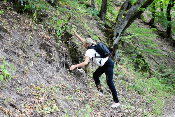 Malerische Natur für Spaziergänge und Entspannung. Touristin reist allein. — Stockfoto