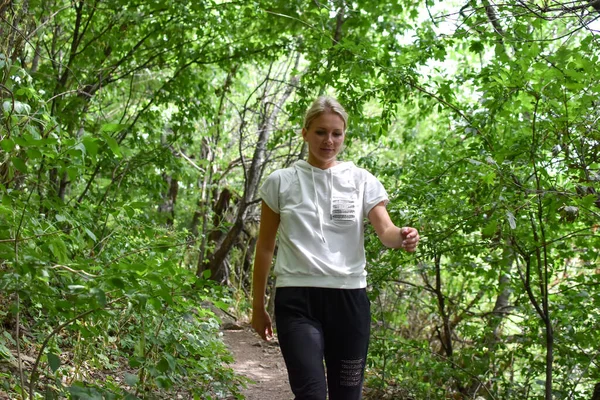 Natureza pitoresca para caminhadas e relaxamento. Mulher turista viaja sozinho. — Fotografia de Stock