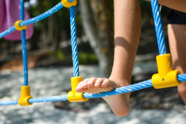 Kinderen op kleurrijke speeltuin achtergrond. voeten kinderen spelen achtergrond. — Stockfoto