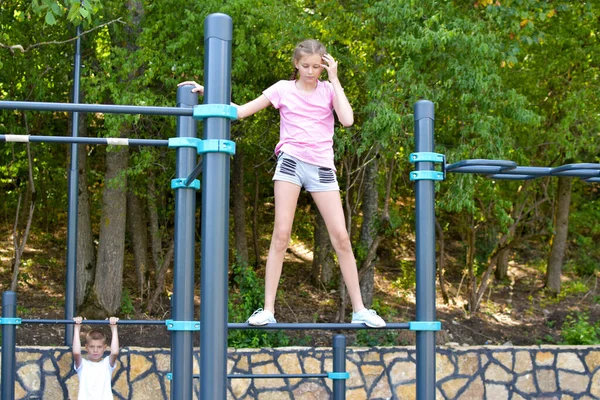 Gymnaste caucasien adolescente sur aire de jeux en plein air. sports pour enfants pour la santé. — Photo