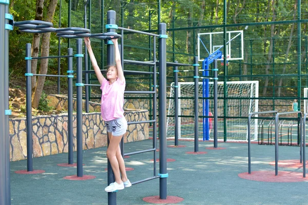 Kaukasische turnster tiener meisje op outdoor speeltuin. kindersporten voor de gezondheid. — Stockfoto