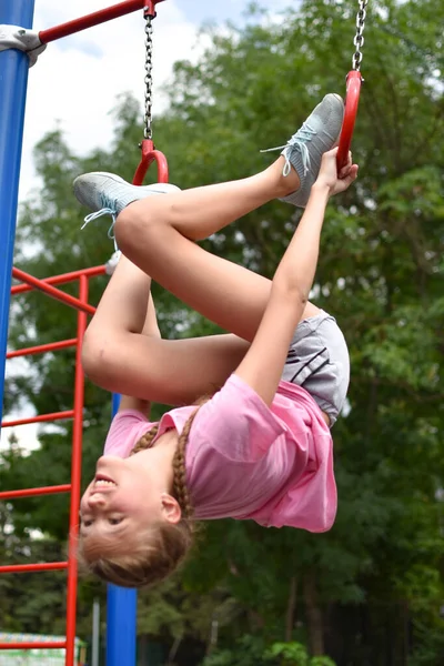 Кавказская гимнастка-девочка на открытой площадке. Детский спорт для здоровья. — стоковое фото