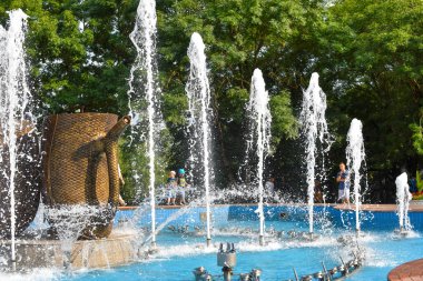 Bahçeli rahat şehir parkı. Güzel güney manzarası