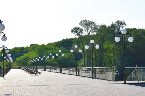 Acogedor parque de la ciudad con jardín. Hermoso paisaje del sur —  Fotos de Stock