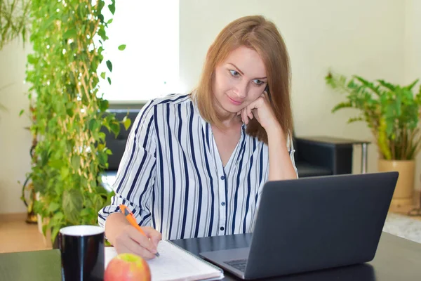 La mujer trabaja desde casa. Freelancer con laptop en casa. Aprendizaje a distancia. —  Fotos de Stock