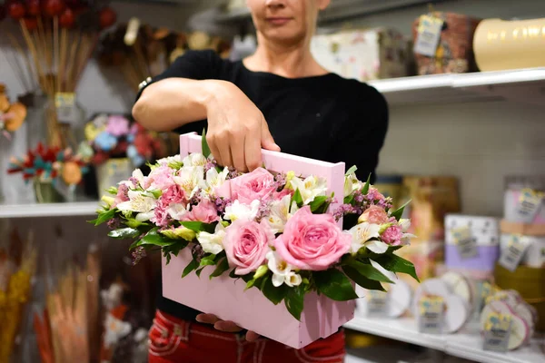 Mujer con flores frescas. Día de las mujeres 8 de marzo. Ramo de flores en las manos de una mujer. — Foto de Stock