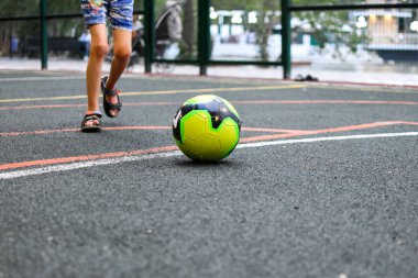 Küçük çocuk parkta futbol oynuyor. spor etkin çocuk