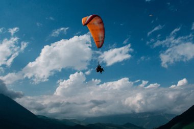 Chegem dağlarında güzel yamaç paraşütü uçuş