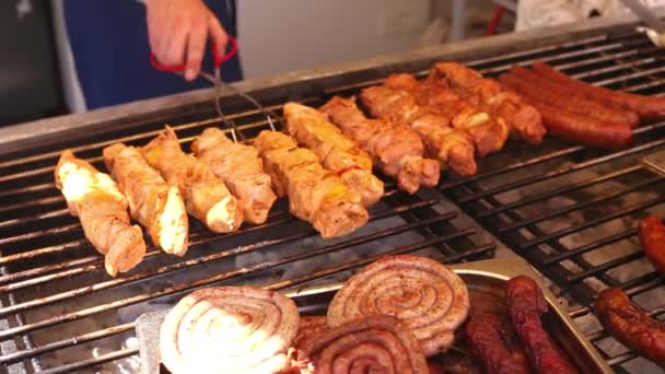 Comida callejera, comida rápida, salchichas fritas deliciosas en la cafetería de la acera . — Vídeos de Stock