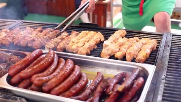 Вулична їжа, Фастфуд, смажені сосиски в тротуарному кафе . — стокове відео