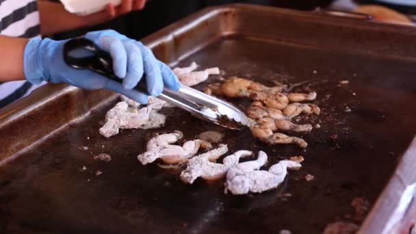 Franse straatvoedsel. Leverancier gebakken kikkers op de grill. — Stockvideo