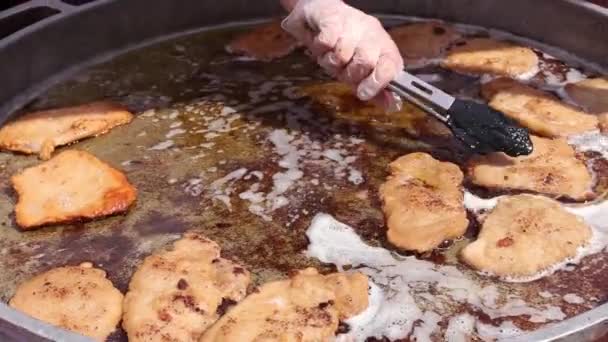 Street Food, snabbmat, friterad läckra kött närbild i gatukafé. — Stockvideo